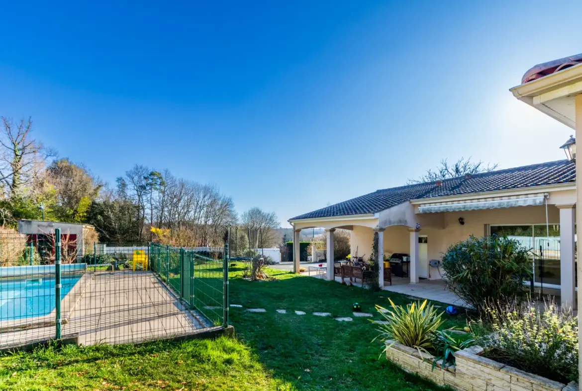 Villa lumineuse 5 chambres avec piscine à Saintes 