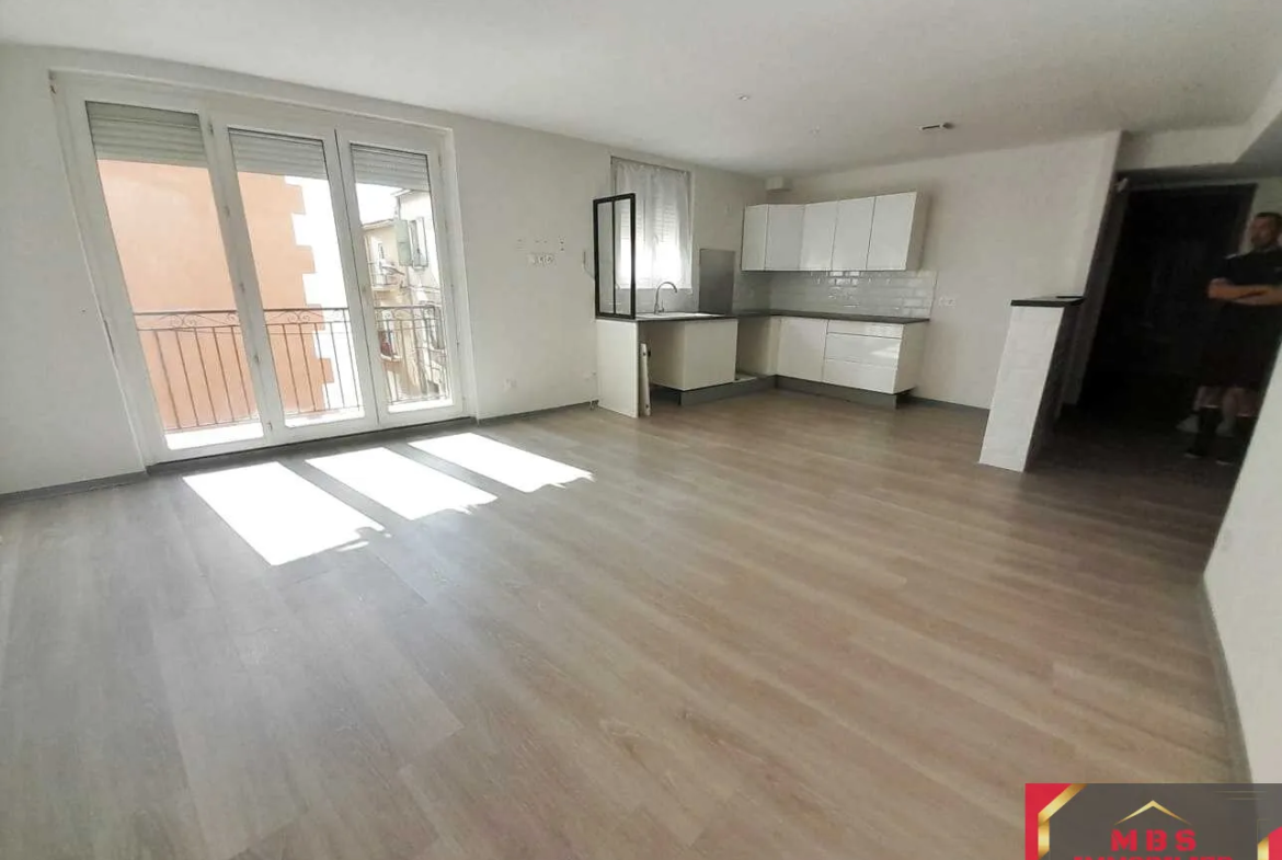 Immeuble à vendre avec 2 appartements et garage à Pia 