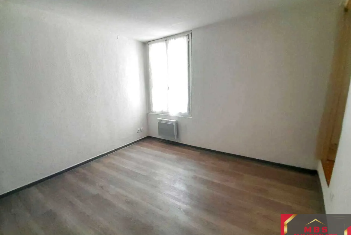 Immeuble à vendre avec 2 appartements et garage à Pia 