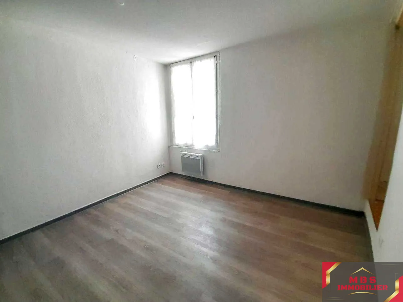 Immeuble à vendre avec 2 appartements et garage à Pia 