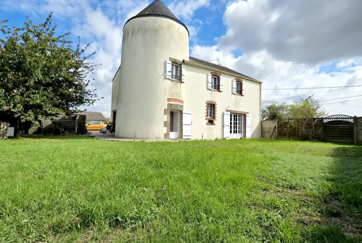 Maison atypique de 140 m² avec garage à Paulx 