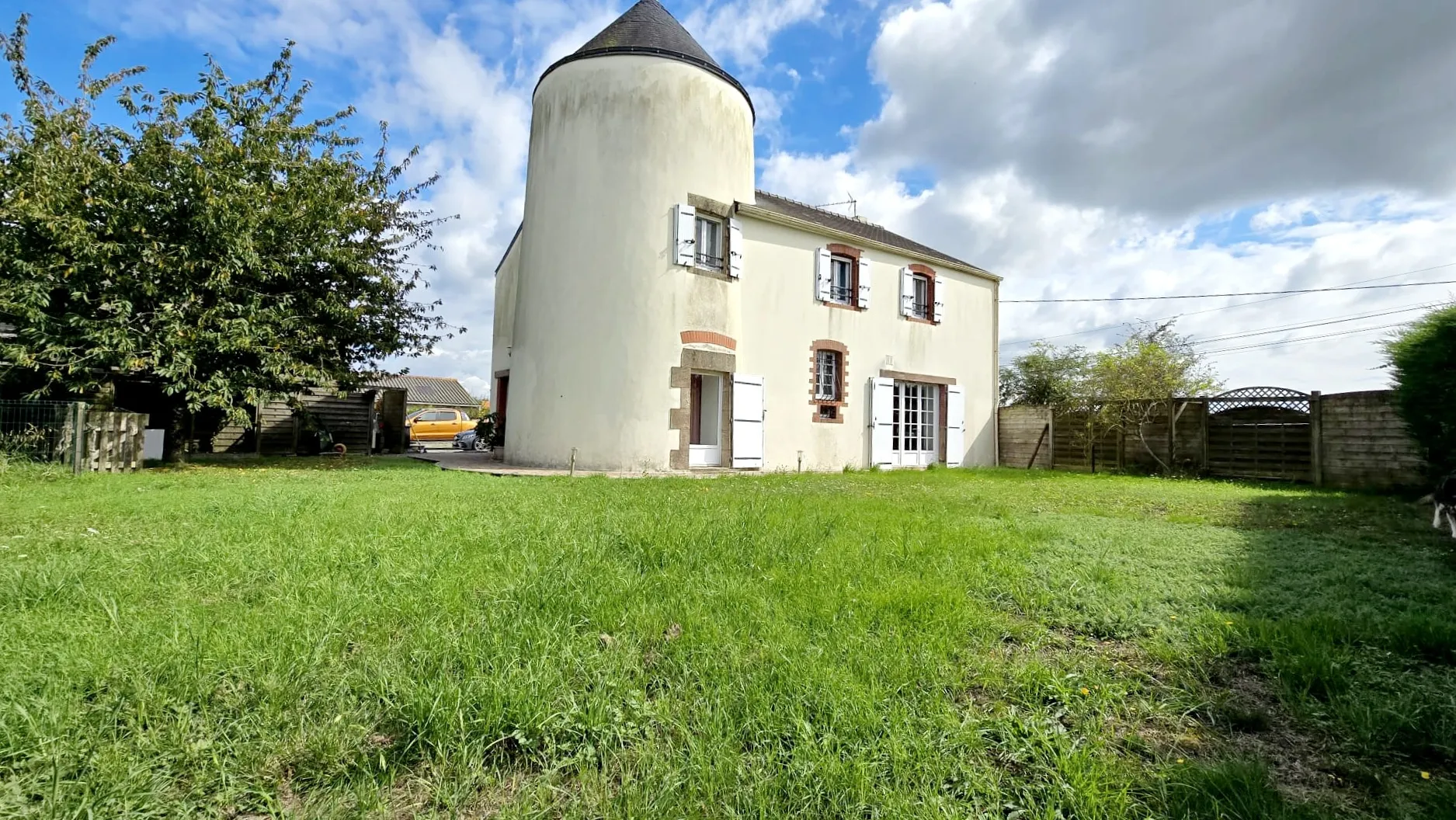 Maison atypique de 140 m² avec garage à Paulx 