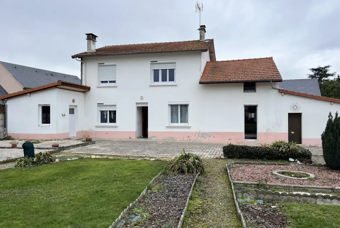 Maison spacieuse à vendre à Bazet - 143 m² avec dépendances 