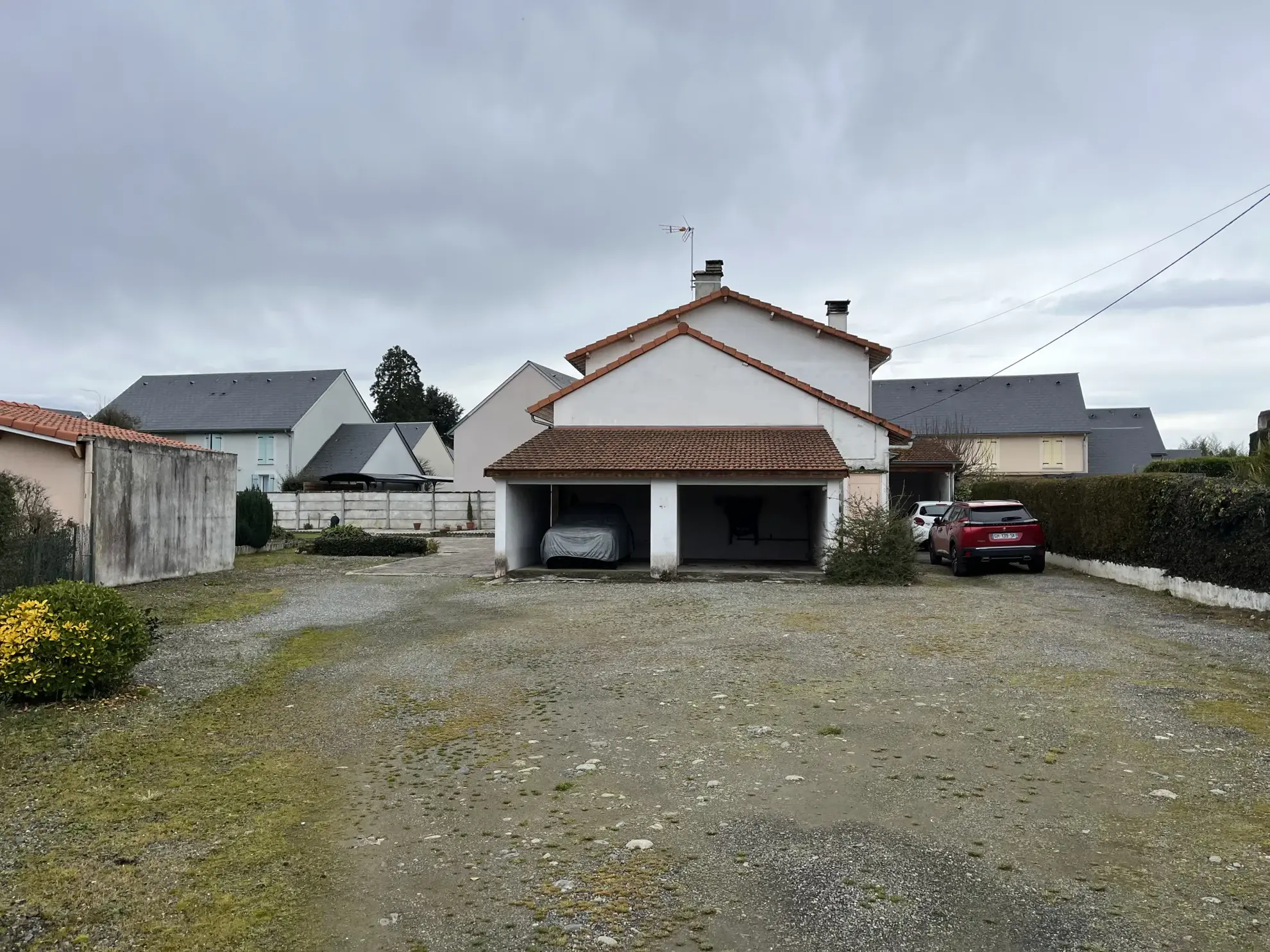 Maison spacieuse à vendre à Bazet - 143 m² avec dépendances 