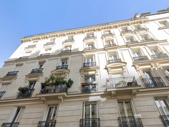 Charmant studio à vendre près de la Mairie du 18ème à Paris