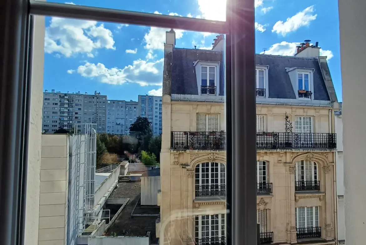 Charmant studio à vendre près de la Mairie du 18ème à Paris 