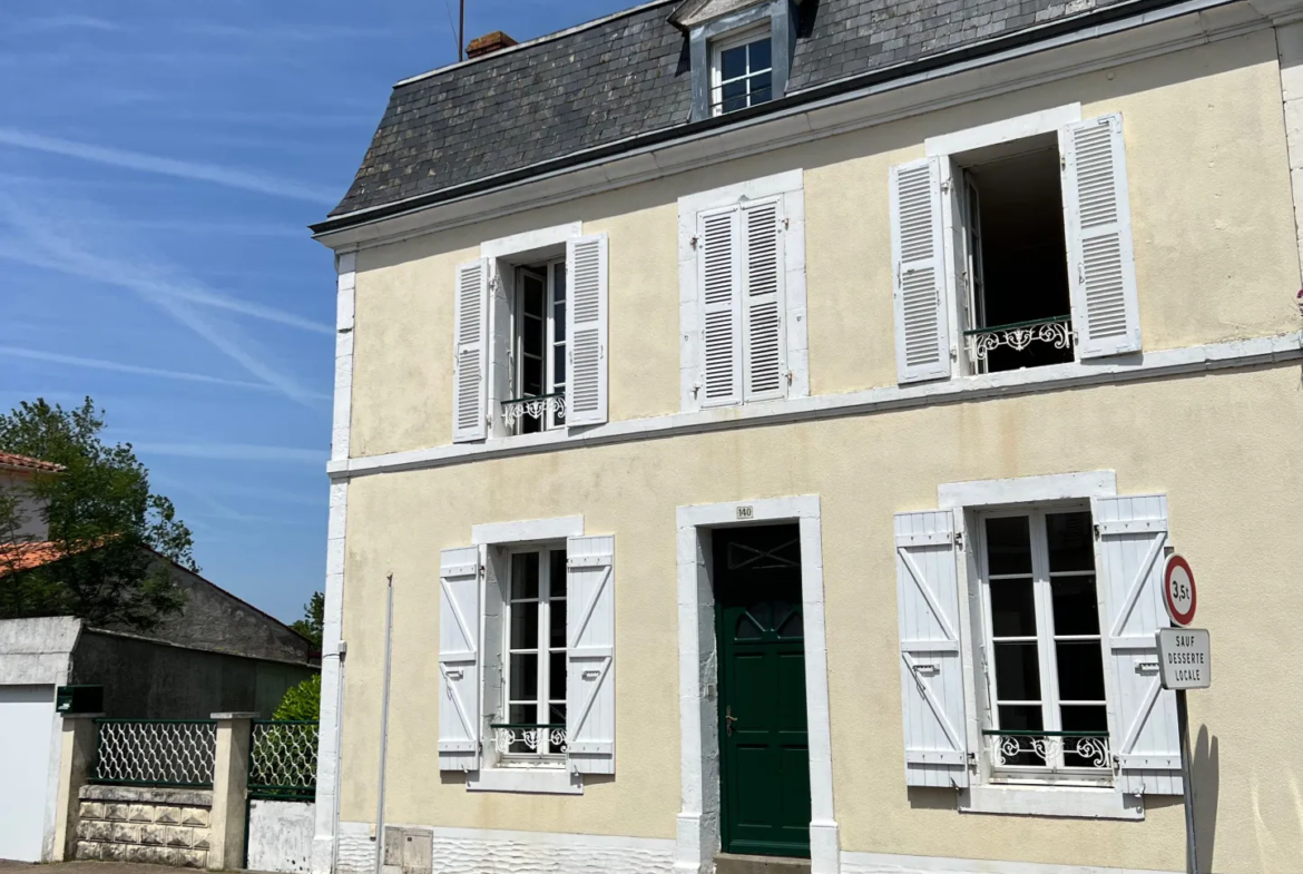 Maison à rénover de 124m² à Sainte-Hermine avec jardin 