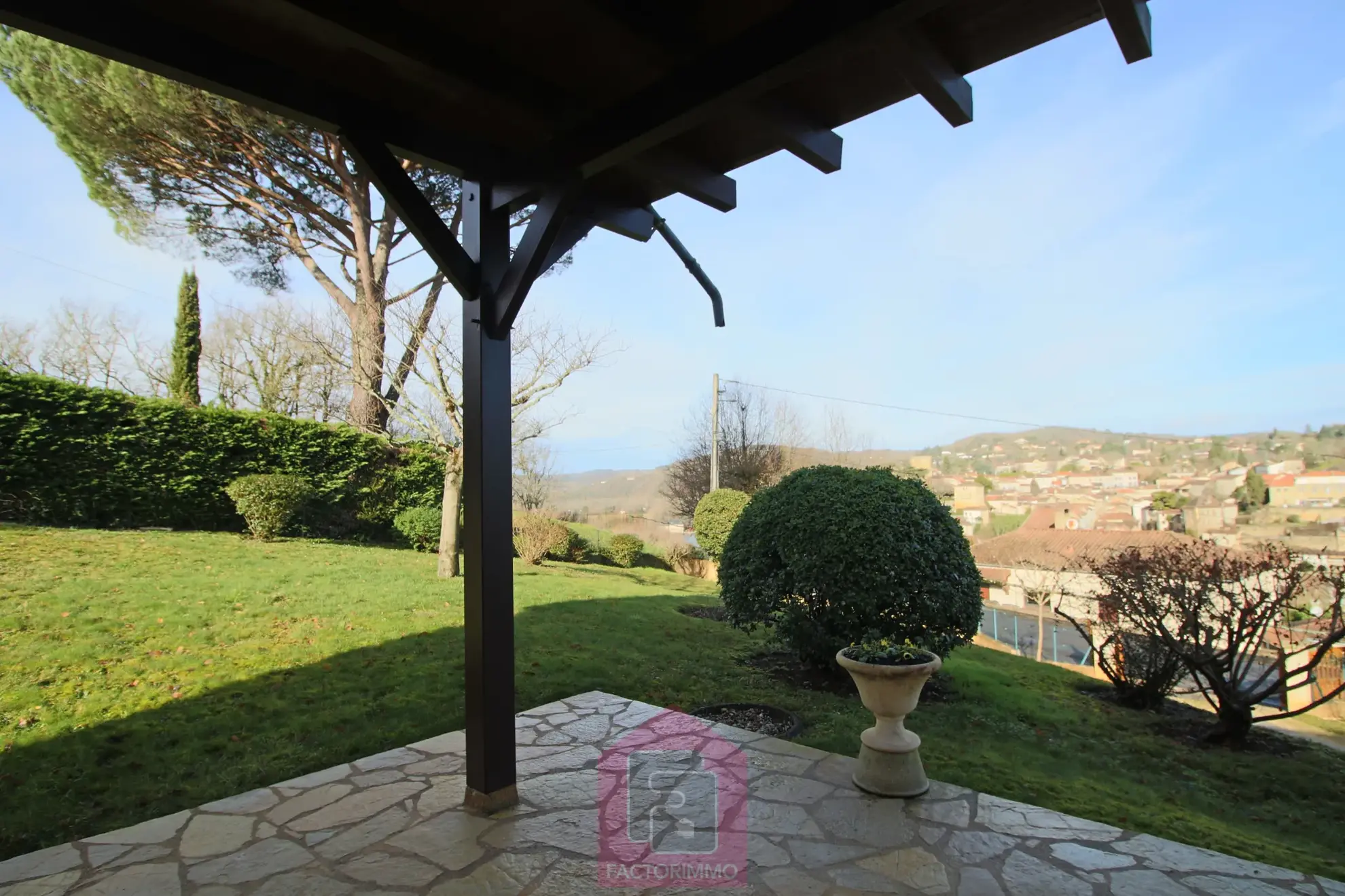 Belle maison d'architecte avec vue imprenable sur Puy l'Évêque 