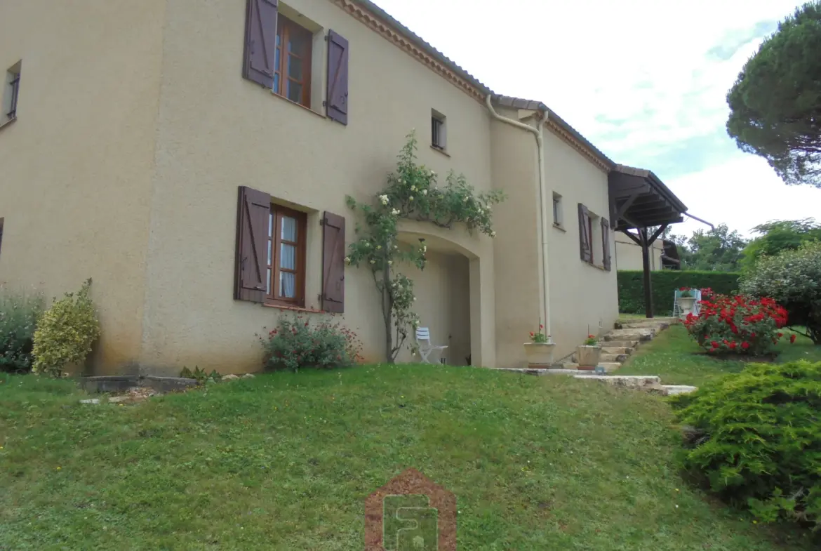 Belle maison d'architecte avec vue imprenable sur Puy l'Évêque 