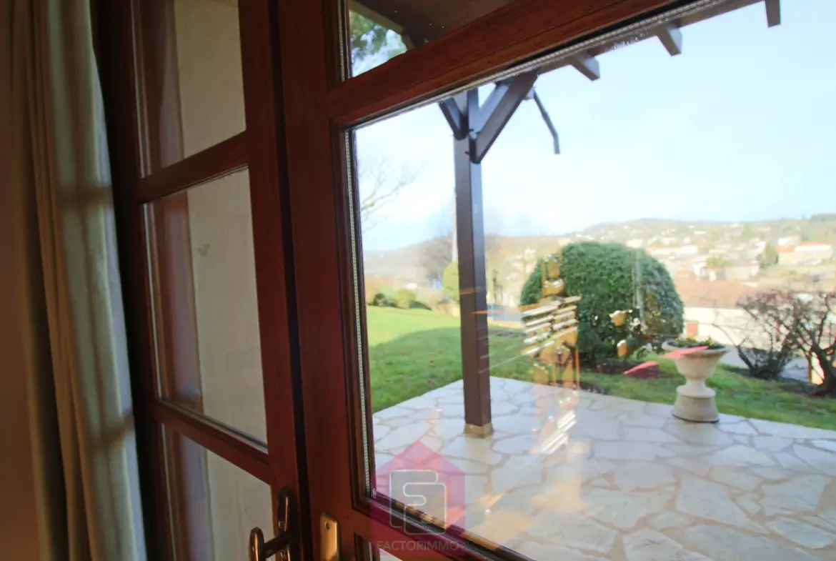 Belle maison d'architecte avec vue imprenable sur Puy l'Évêque 