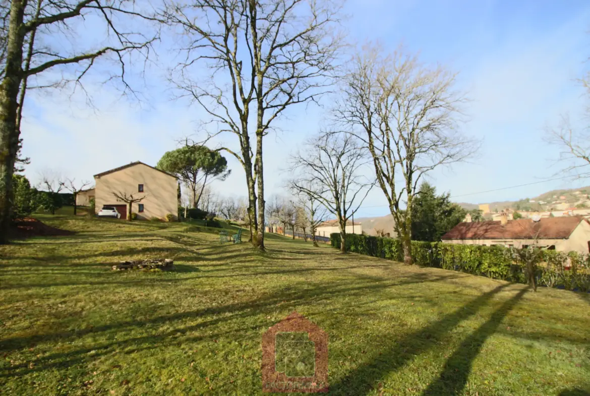 Maison d'architecte à Puy l'évêque avec parc arboré de 2700 m² 