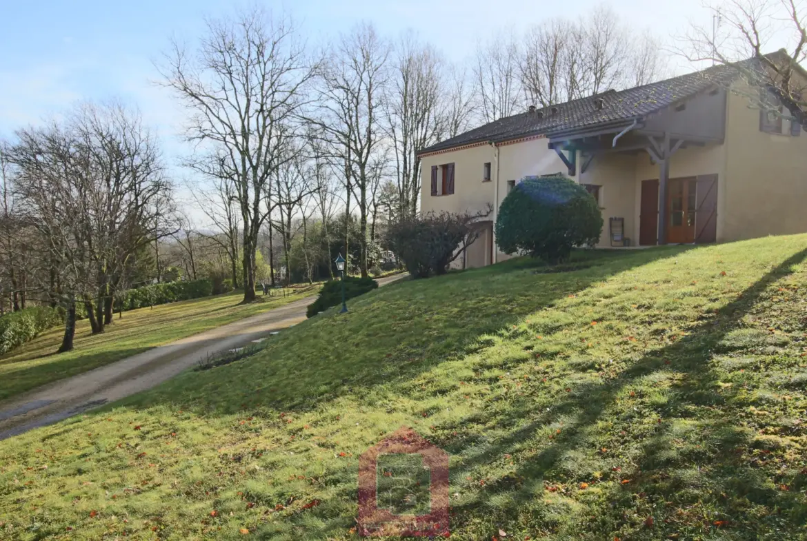 Maison d'architecte à Puy l'évêque avec parc arboré de 2700 m² 