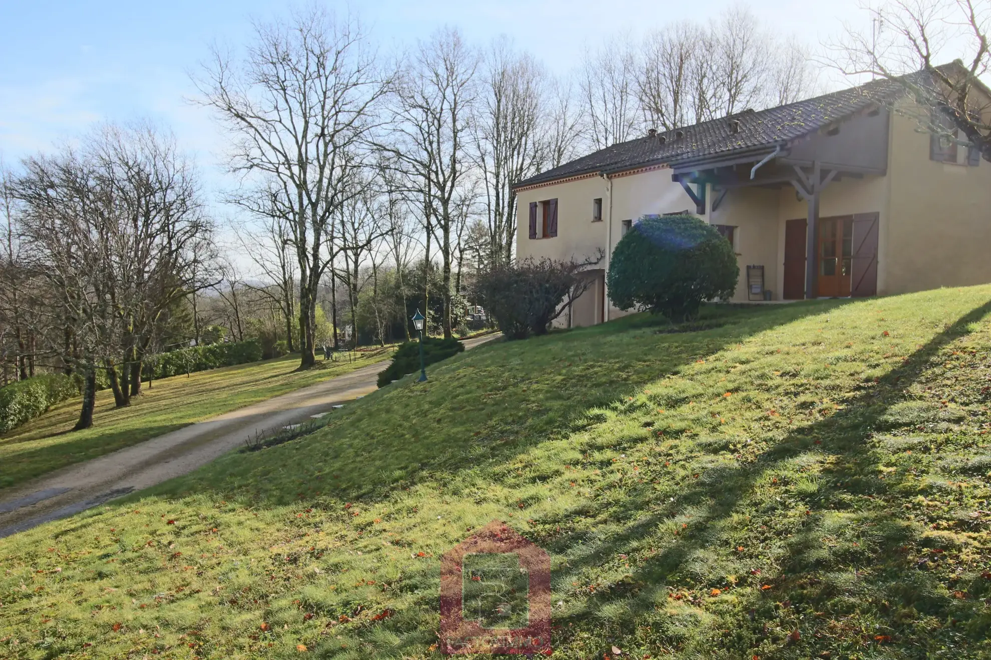 Maison d'architecte à Puy l'évêque avec parc arboré de 2700 m² 