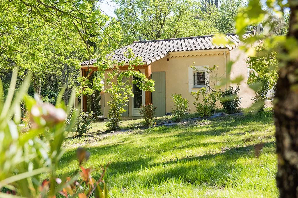 Mazet à Grignan avec jardin, terrasse et piscine 