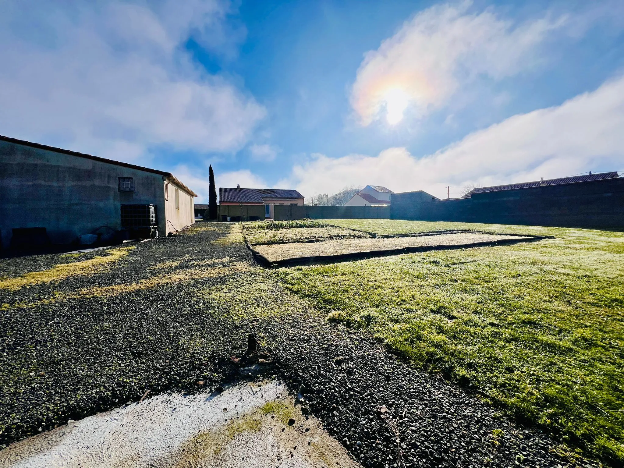 Maison spacieuse avec terrain constructible à La Remaudière 