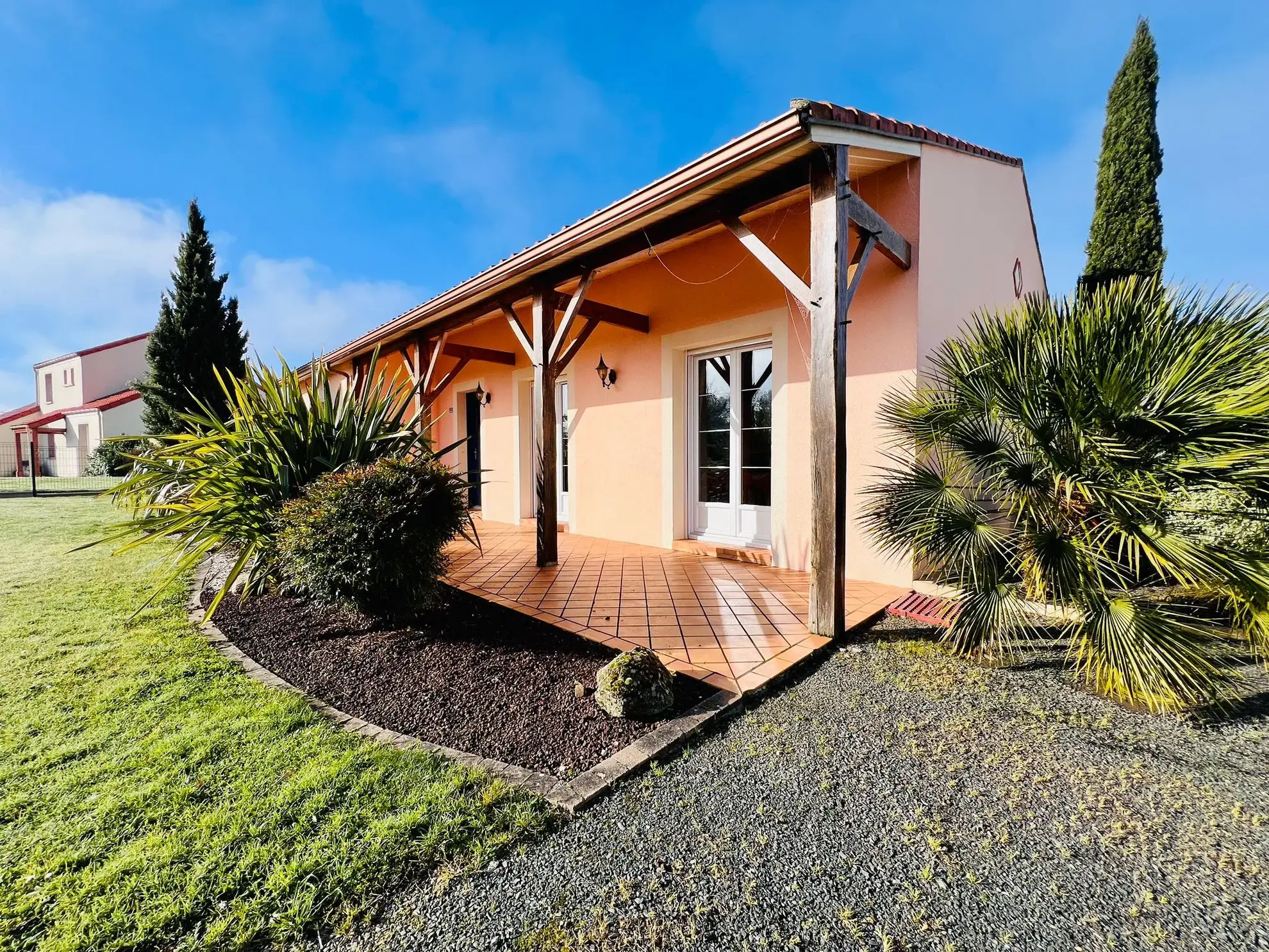 Maison spacieuse avec terrain constructible à La Remaudière 