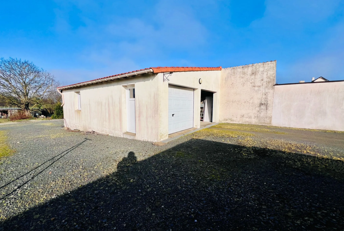 Maison spacieuse avec terrain constructible à La Remaudière 