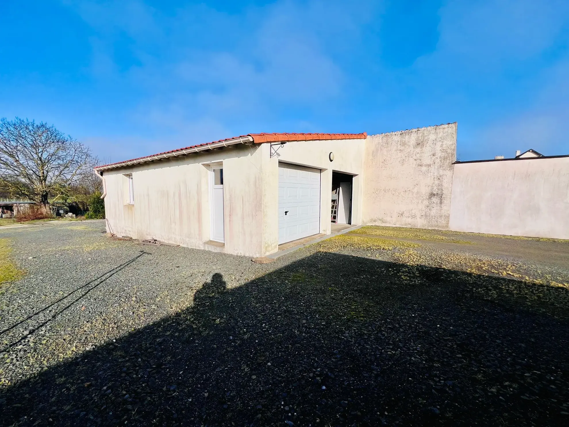 Maison spacieuse avec terrain constructible à La Remaudière 