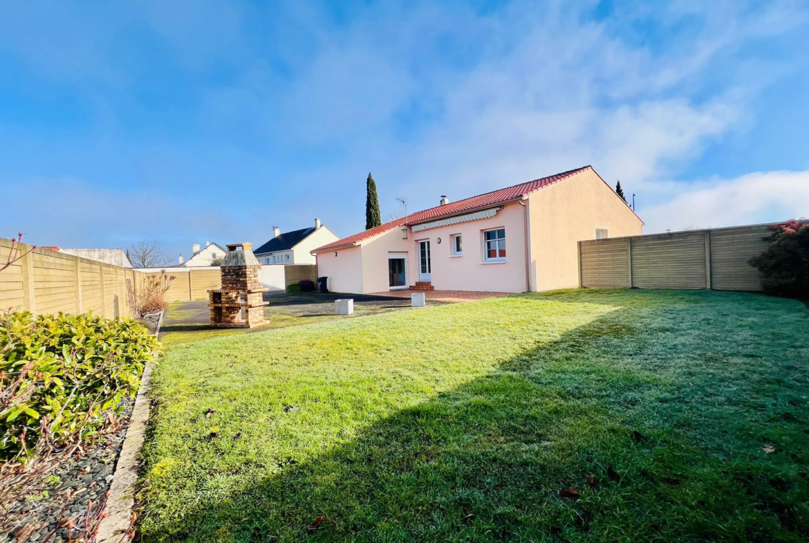 Maison spacieuse avec terrain constructible à La Remaudière 