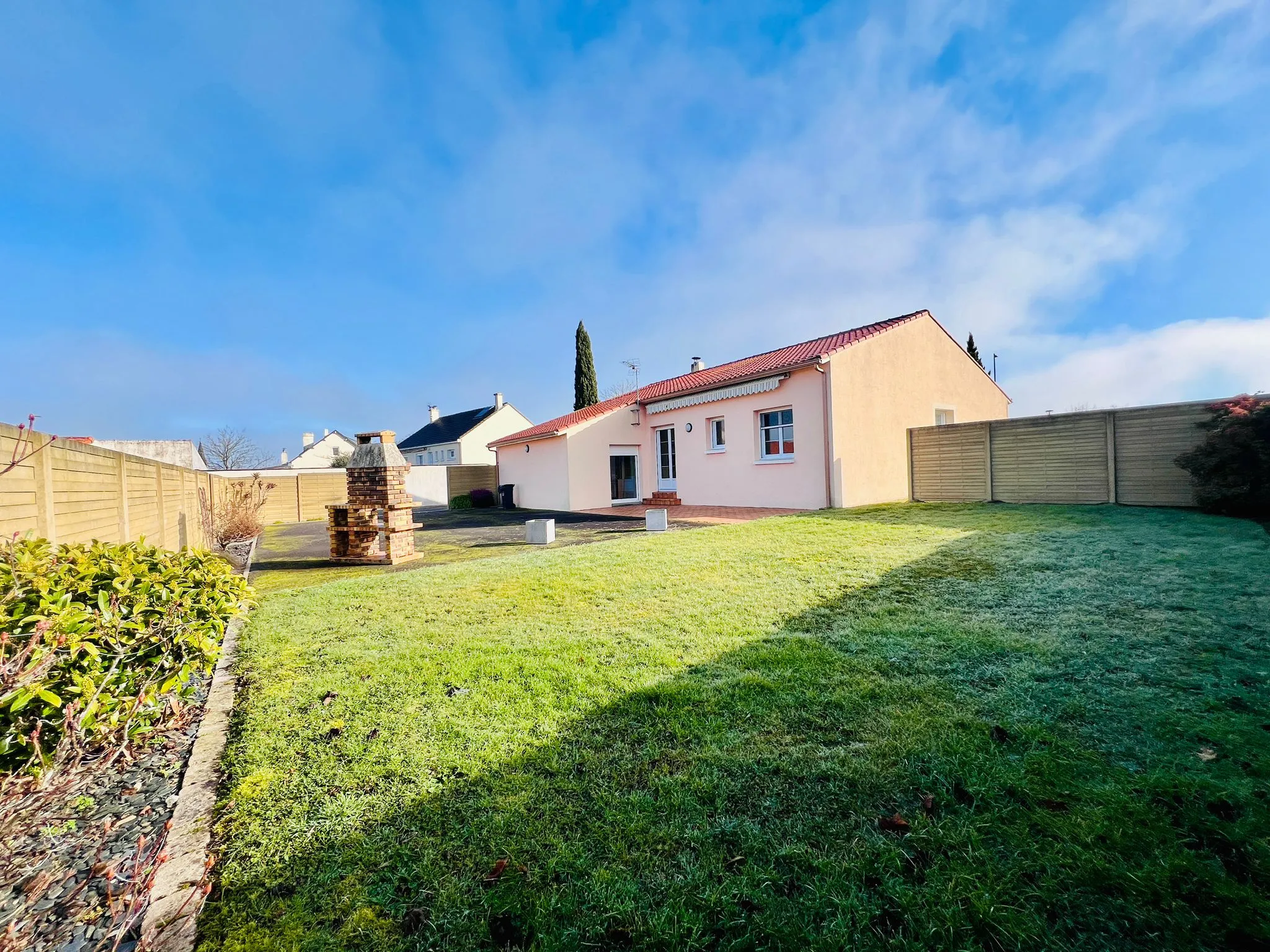 Maison spacieuse avec terrain constructible à La Remaudière 