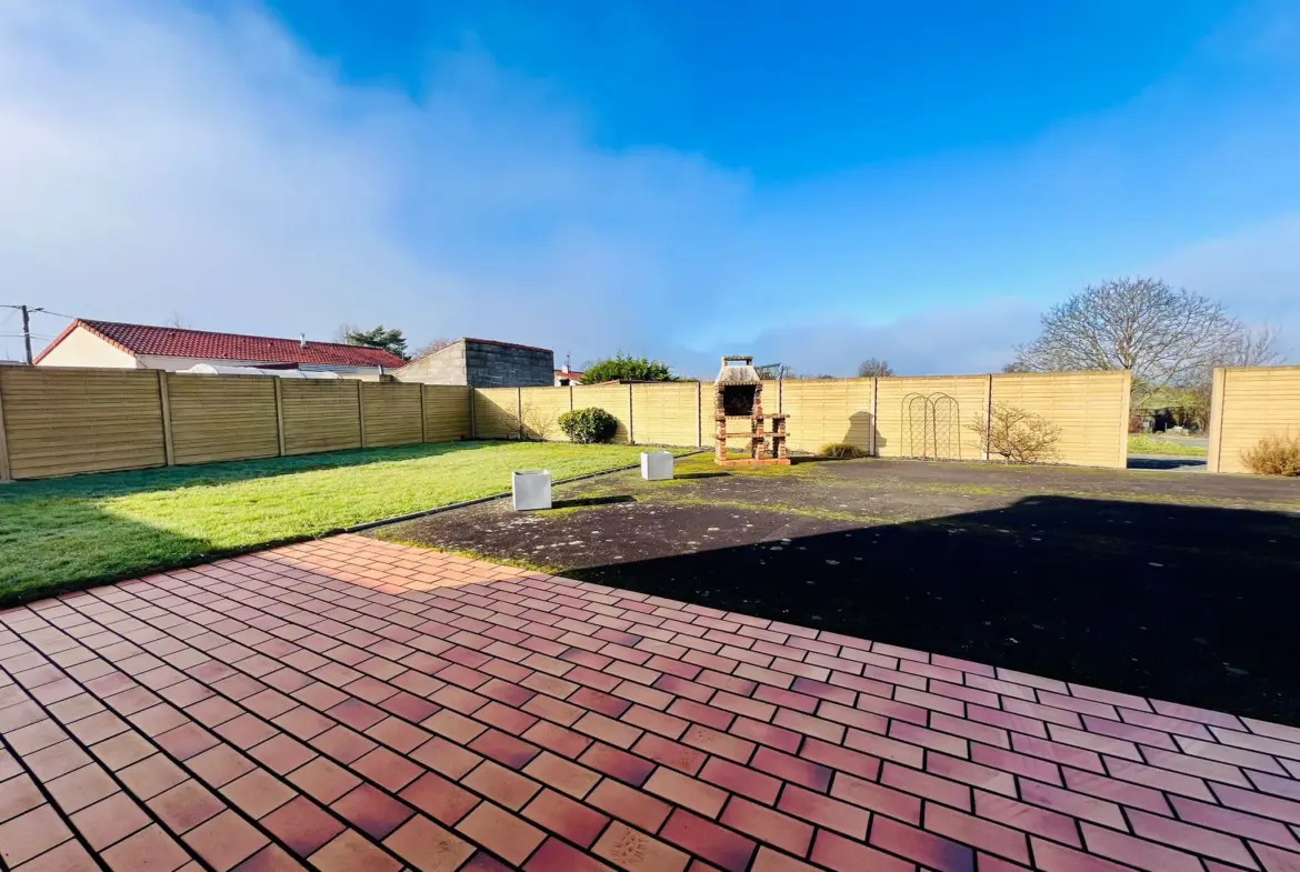 Maison spacieuse avec terrain constructible à La Remaudière 