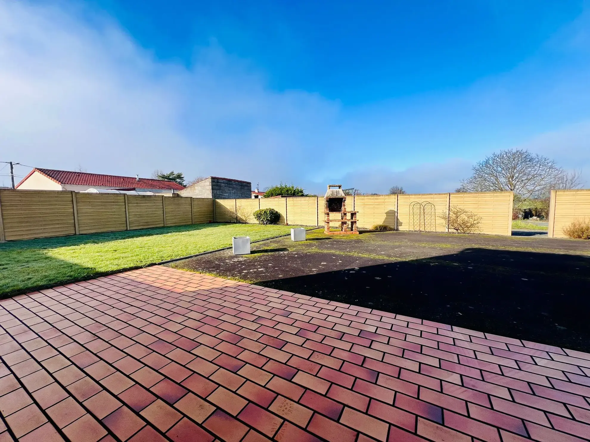 Maison spacieuse avec terrain constructible à La Remaudière 