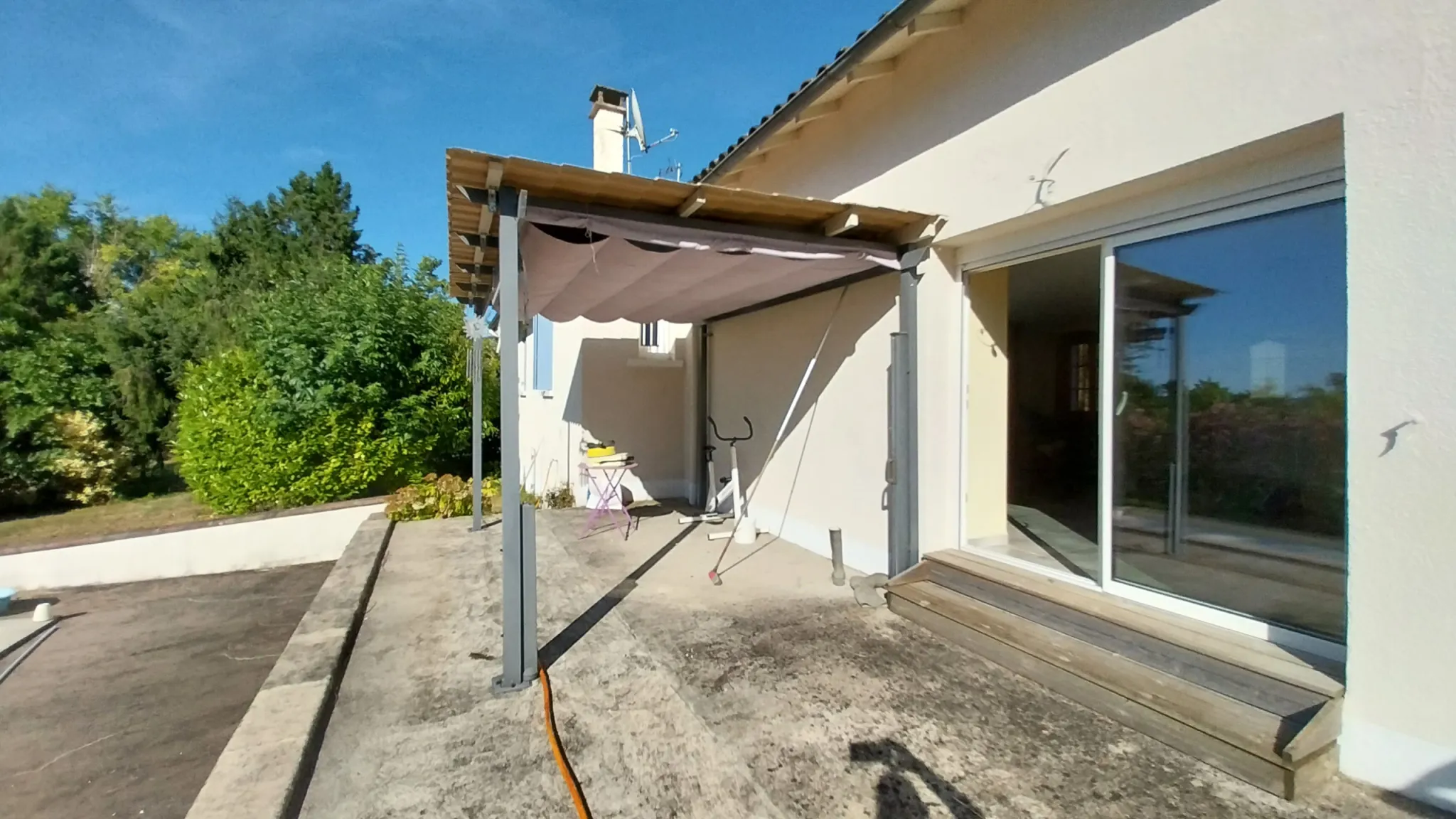 Maison en pierre rénovée avec piscine et jardin à Razac sur l'Isle 