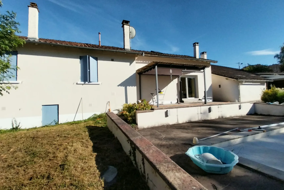 Maison en pierre rénovée avec piscine et jardin à Razac sur l'Isle 