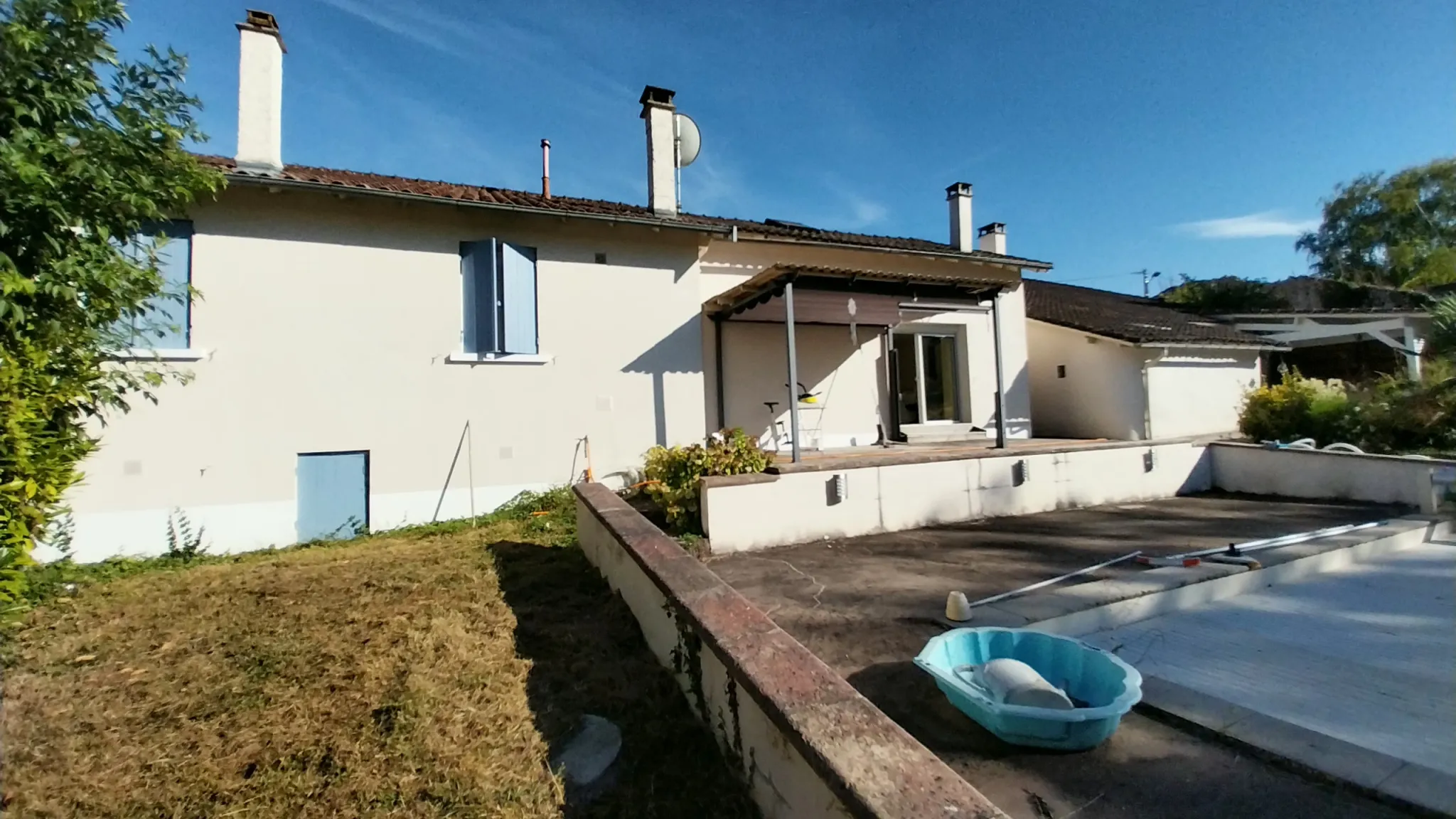 Maison en pierre rénovée avec piscine et jardin à Razac sur l'Isle 