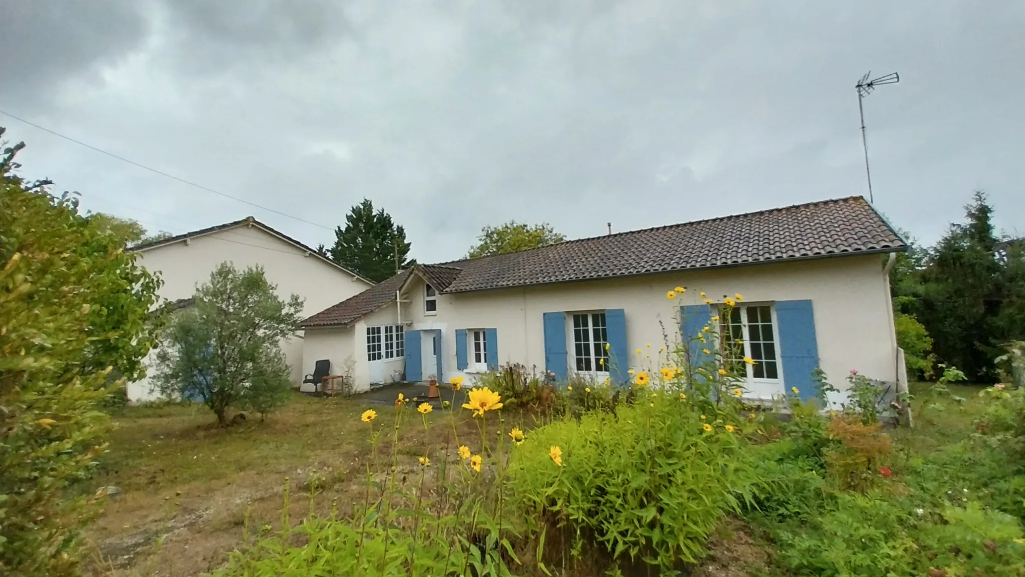 Maison en pierre rénovée avec piscine et jardin à Razac sur l'Isle 