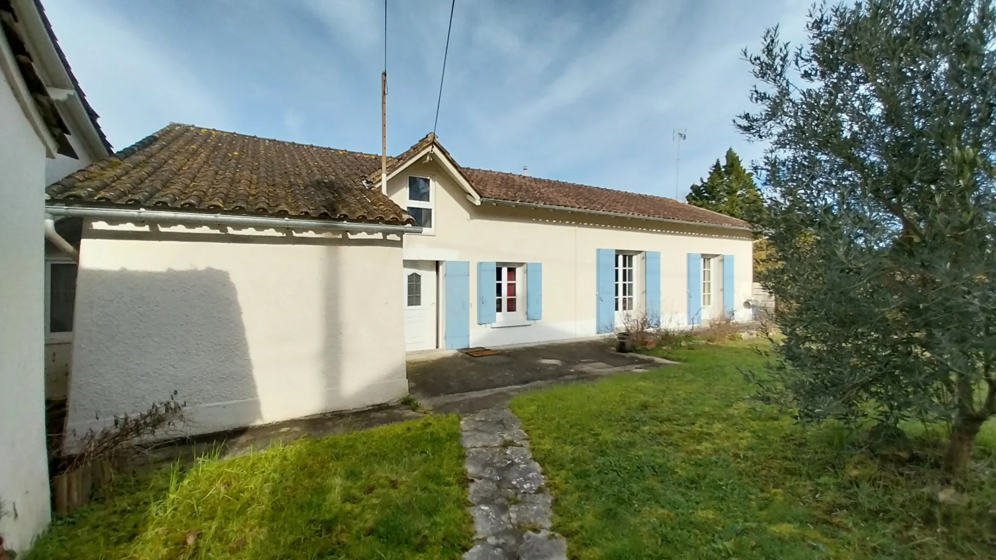 Maison en pierre rénovée avec piscine et jardin à Razac sur l'Isle 