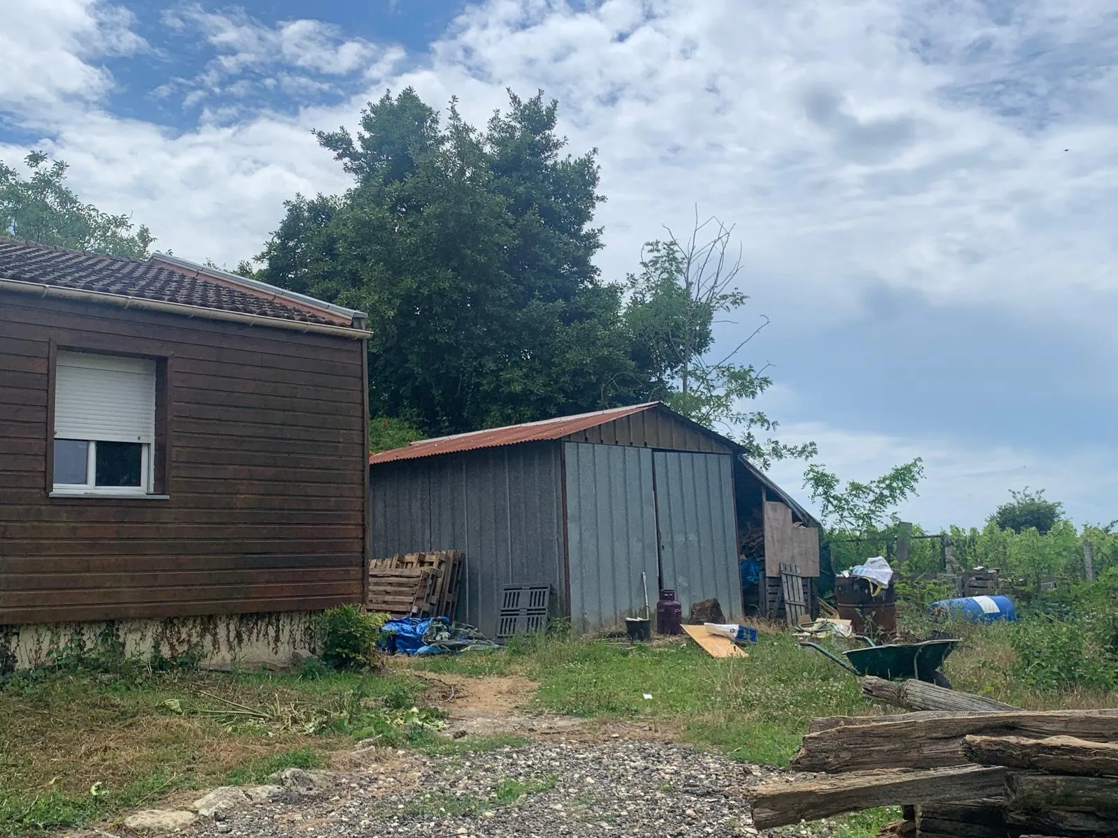 Maison individuelle à Soussac : 3 chambres, garage et grand jardin 