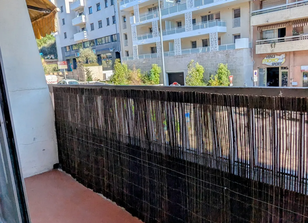 À vendre : Studio de 20 m² à Vence avec cave 