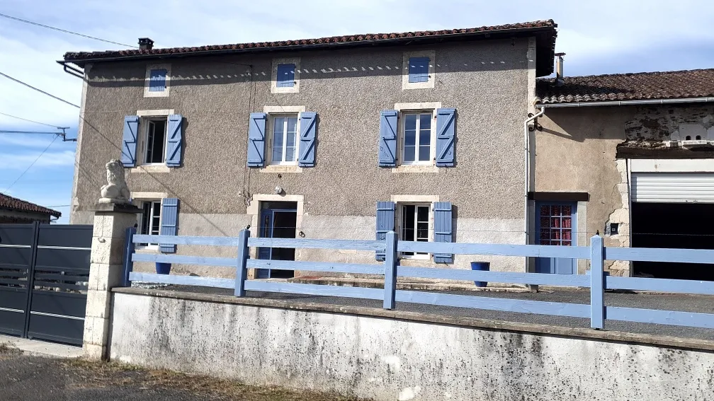 Spacieuse maison charentaise à Genouillac avec 4 chambres 