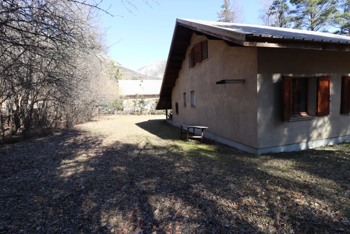 Maison rénovée à Beauvezer avec jardin et garage 