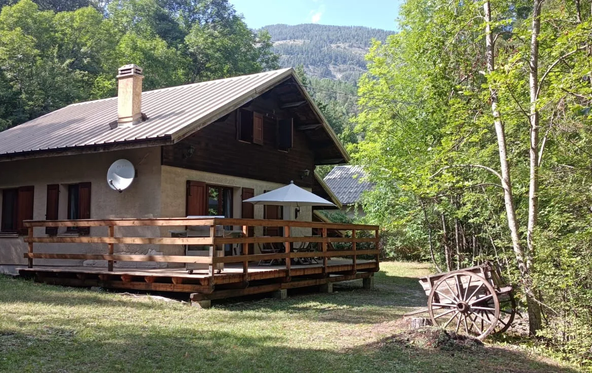 Maison rénovée à Beauvezer avec jardin et garage 