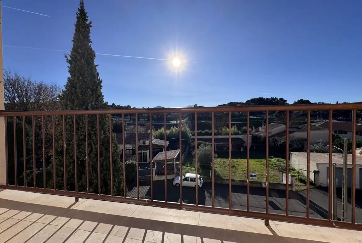 Appartement T4 rénové avec balcon à vendre à Peyrolles en Provence 