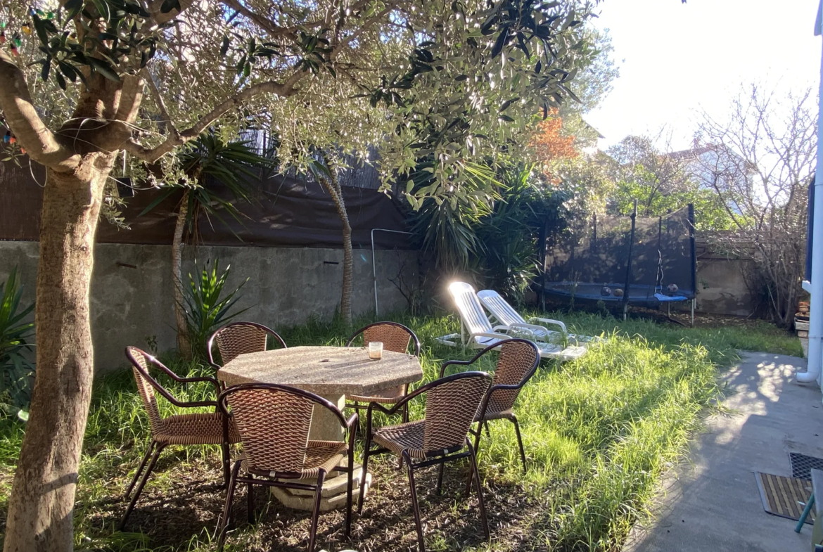 Maison de ville T5 avec jardin et garage à Perpignan 