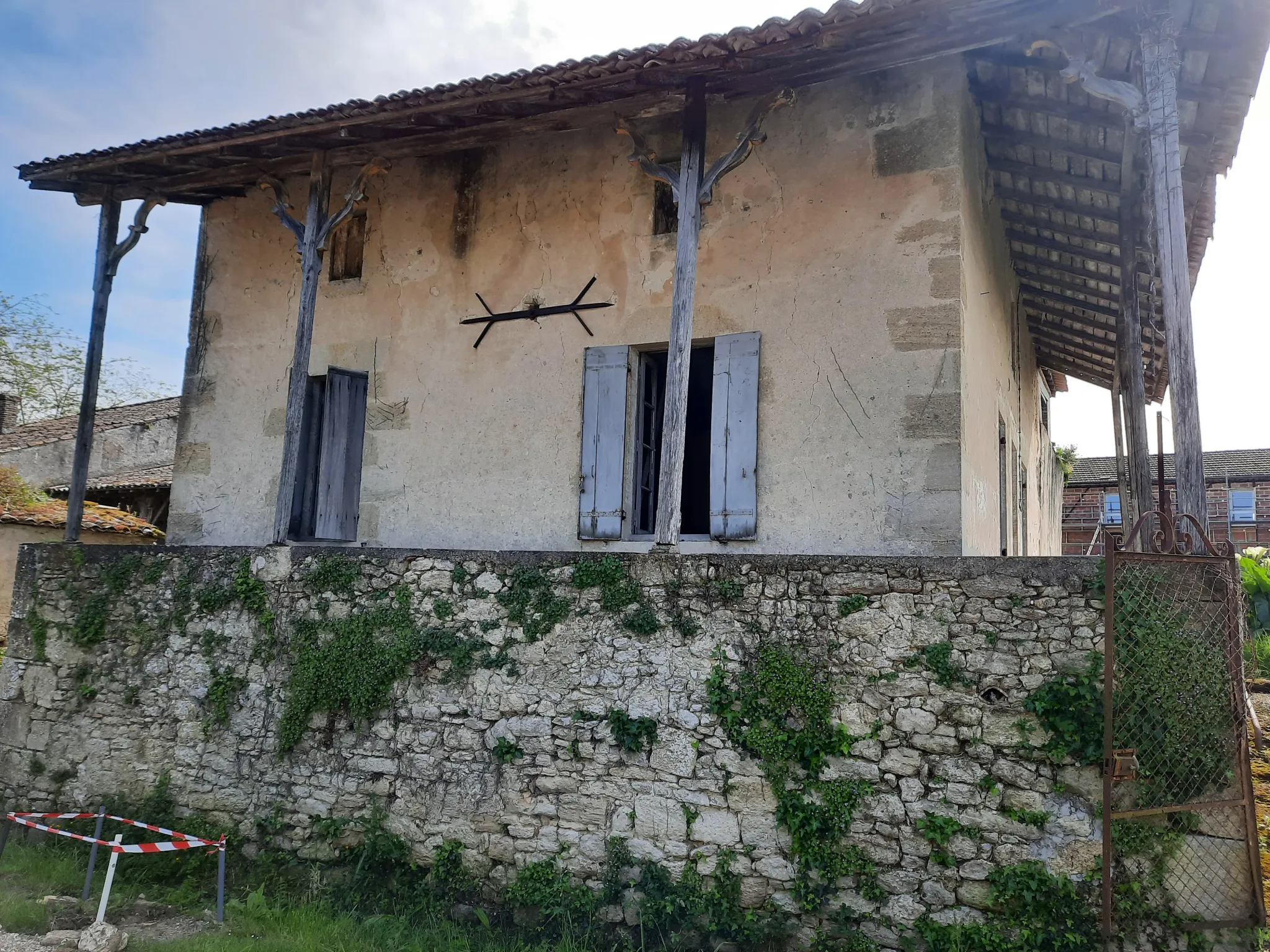 Maison de 80 m² à rénover avec terrain de 1343 m² proche de la Bastide de Monségur 