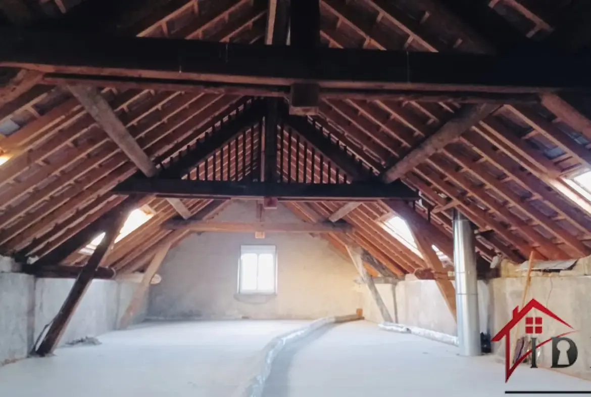 Maison Spacieuse et Confortable avec Jardin à Lure 