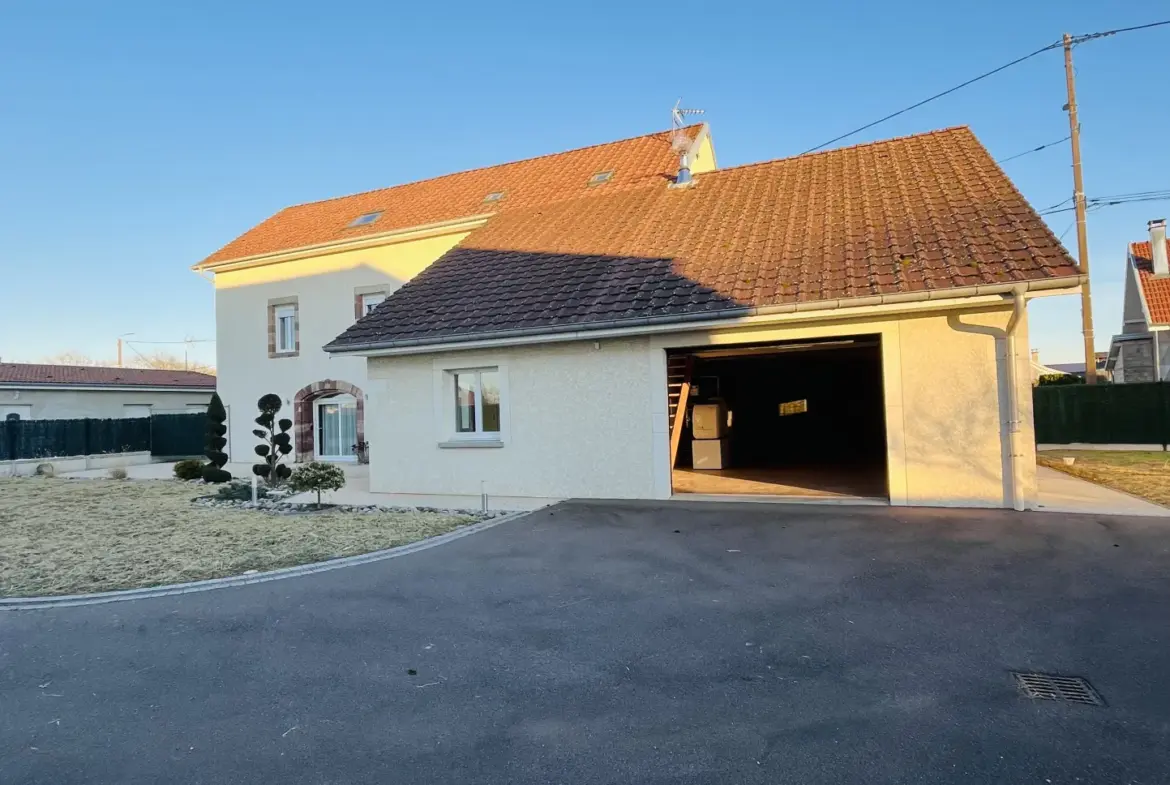 Maison Spacieuse et Confortable avec Jardin à Lure 