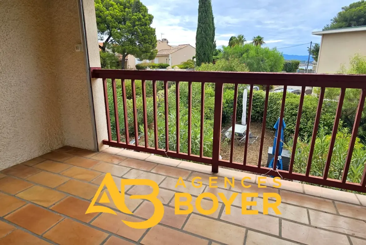 Studio à Bandol au calme avec terrasse et vue partielle sur la mer 