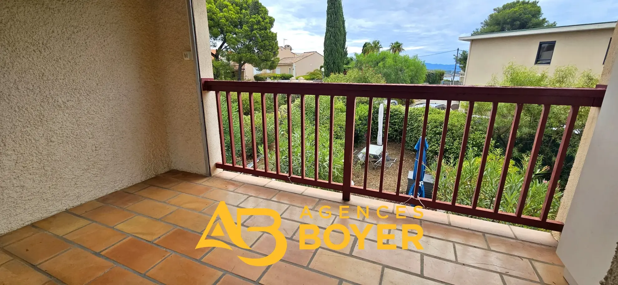 Studio à Bandol au calme avec terrasse et vue partielle sur la mer 