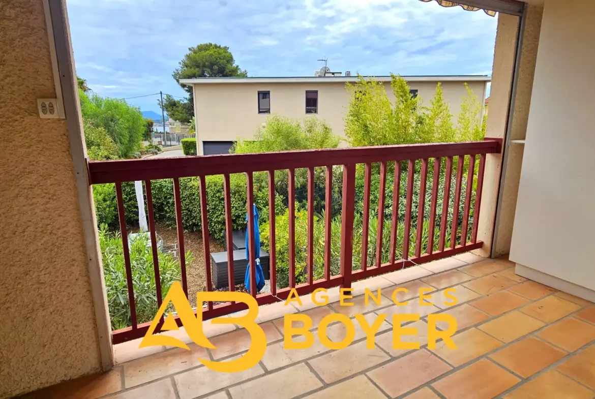 Studio à Bandol au calme avec terrasse et vue partielle sur la mer 