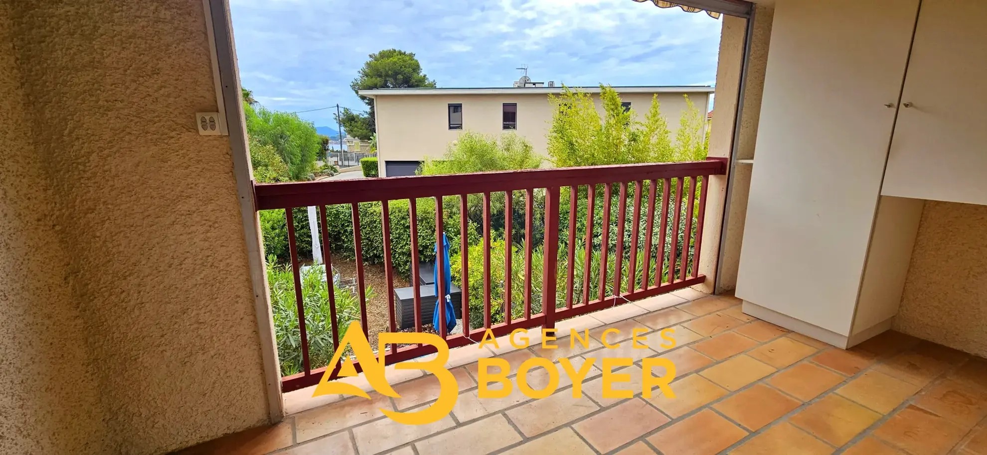 Studio à Bandol au calme avec terrasse et vue partielle sur la mer 