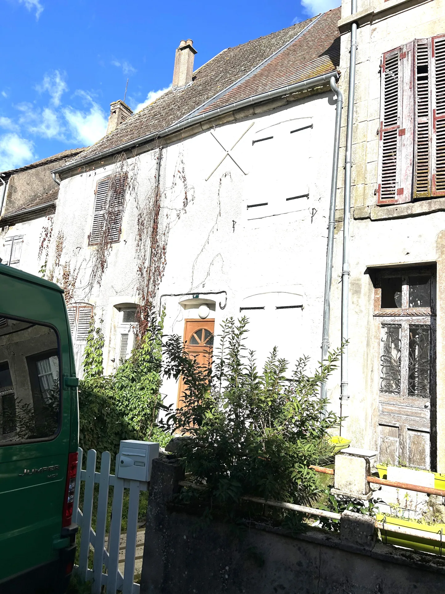 Maison individuelle avec cour privative à St Saulge 