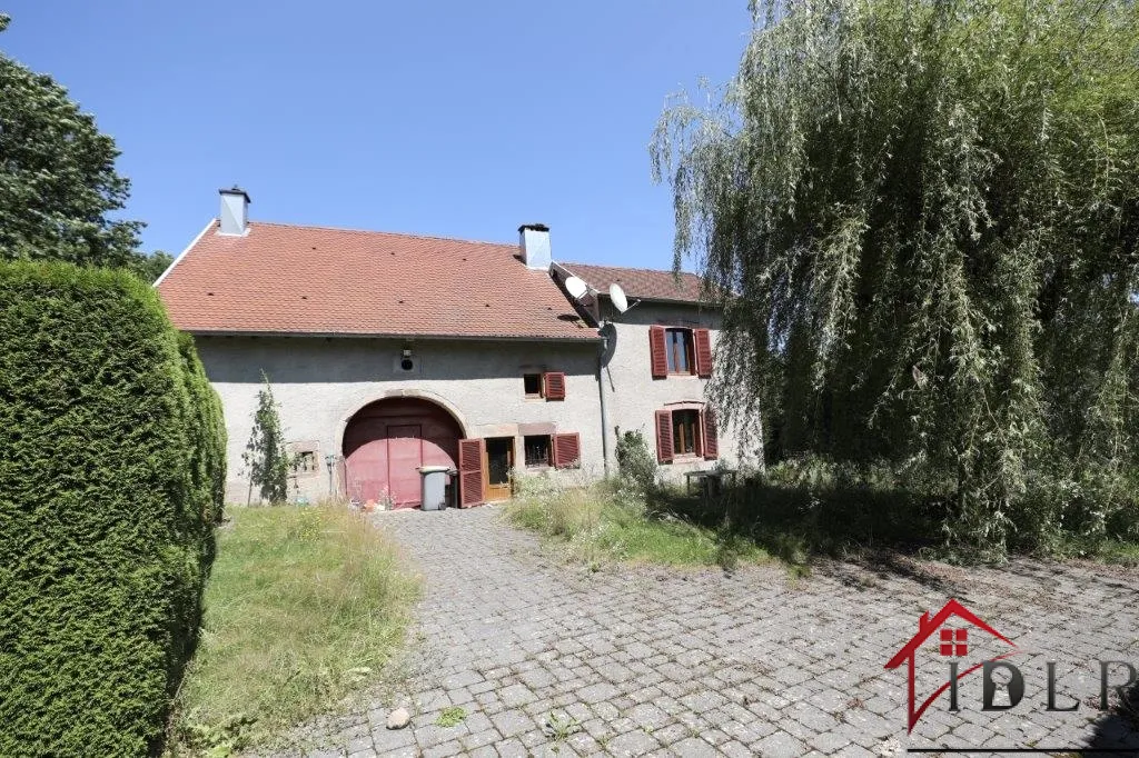 À vendre : ancienne ferme à rénover à Melisey sur 15 ares 