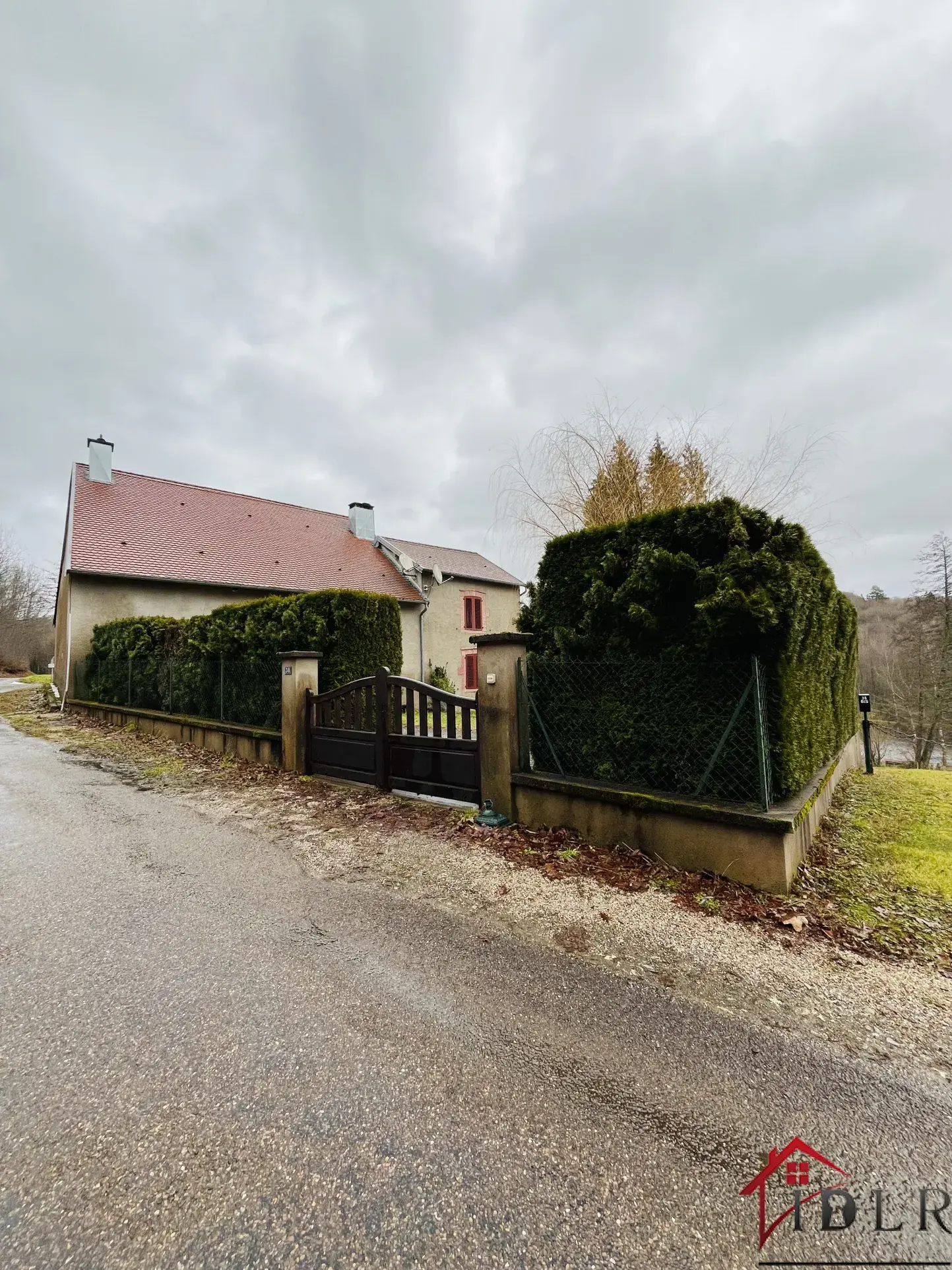 À vendre : ancienne ferme à rénover à Melisey sur 15 ares 