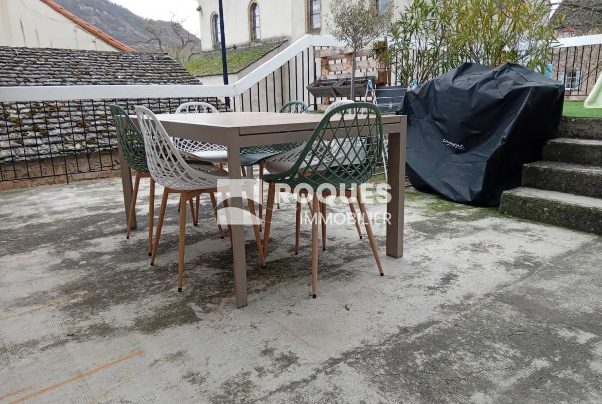 Maison familiale à vendre près de Millau avec terrasse 