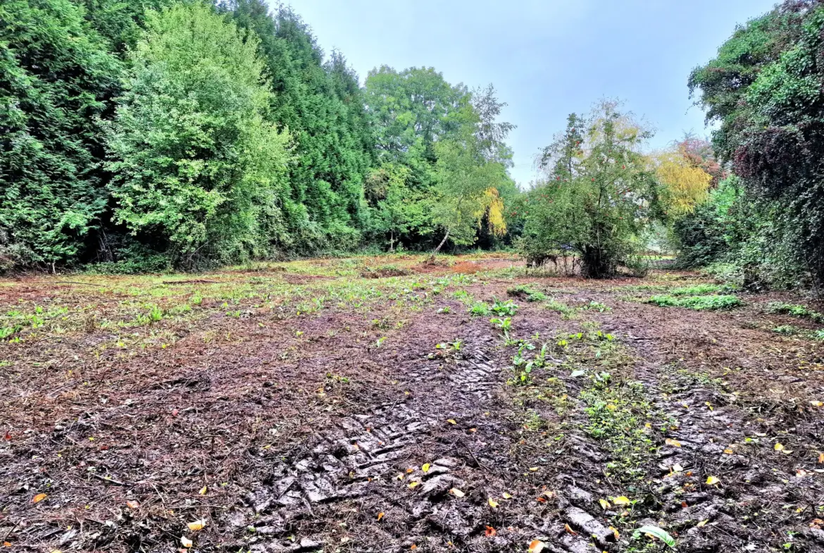 Terrain constructible de 1845 m² à Familly, proche de Livarot 